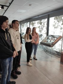 11 декабря 2021 года студенты 1 курса с преподавателями Крыловой А. П. и Бородакием В. В. посетили обзорную экскурсию в Красногорском филиале Музея Победы