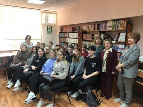 11 октября 2022 года для студентов 1 курса в Павшинской городской библиотеке прошёл поэтический час "Вся жизнь, как книга..."