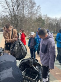 15 апреля студенты техникума с преподавателем Крыловой А.П. приняли участие в экологическом забеге-квесте "Беги-убирайся"